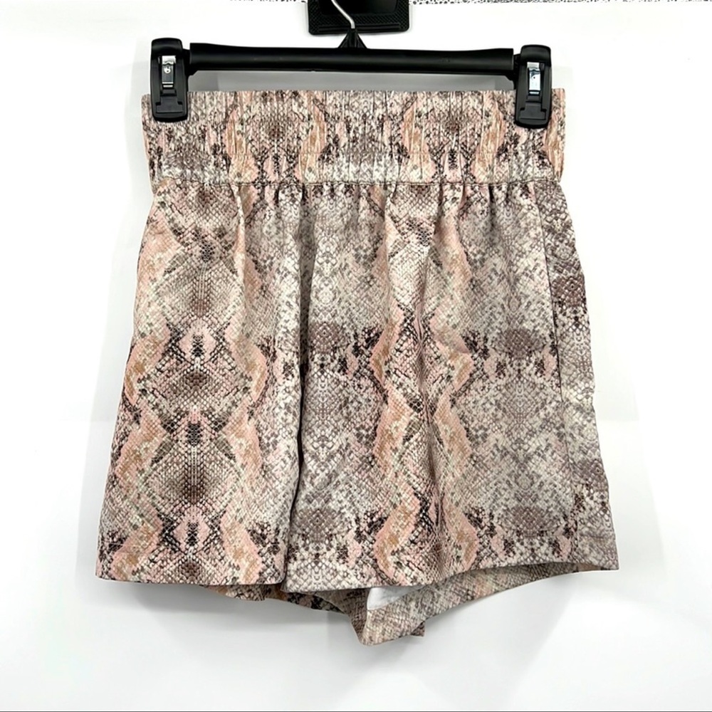 🆕Generation Love Amy Shorts High Waist
Soft Snake Choose Love New York NWT - Picture 2 of 9